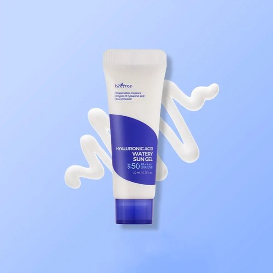 Wit met blauw product, Isntree Hyaluronic Acid Watery Sun Gel SPF 50+ PA++++, met witte crème-sporen.