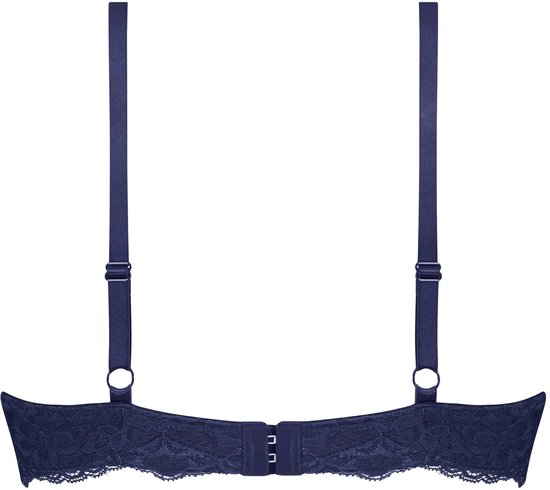 Sluiting van een donkerblauwe kanten beugelbeha met verstelbare bandjes en kanten rand.