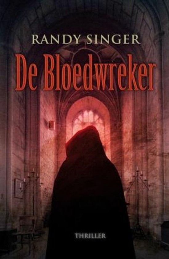 Boekomslag van "De Bloedwreker" van Randy Singer, met een figuur in een kap in een gotische kerk.