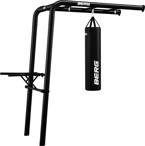 Zwarte metalen speeltoestelconstructie met bokszak en push-up bar, op witte achtergrond.