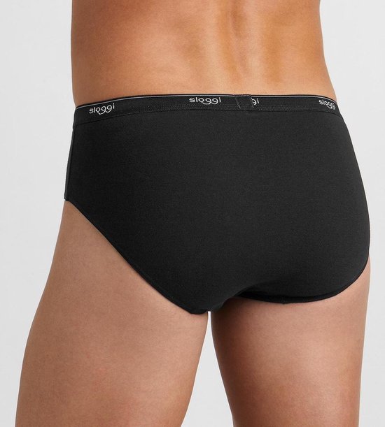 Zwarte Sloggi slip op model, achterkant, met witte tailleband met logo.