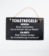 Stoneslogan - Spreuktegel - Toiletregels Heren: Kom dichterbij… Dames: Blijf zitten… - In cadeauverpakking met gekleurd lint