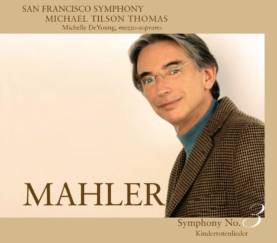 Michael Tilson Thomas, dirigent van de San Francisco Symphony, met het Mahler 'Symphony No. 3 Kindertotenlieder' album.