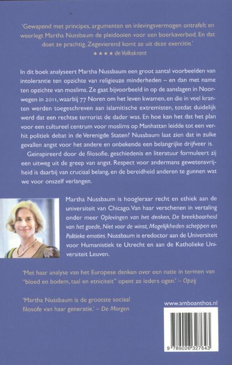 Foto van Martha Nussbaum, lachend, met blond haar, gekleed in een blauwe blouse.