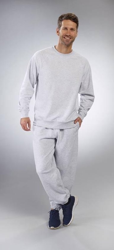Man draagt een lichtgrijze trui met ronde hals en een lichtgrijze joggingbroek.
