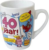 Verjaardag - Cartoon Mok - Hoera 40 jaar Vrouw - Gevuld met een toffeemix - In cadeauverpakking met gekleurd lint