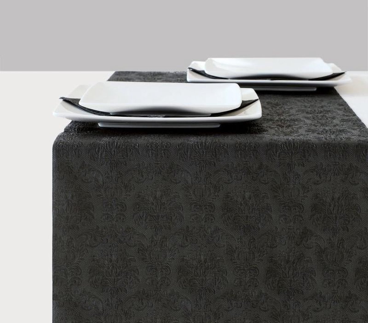 2x Tafellopers zwart imitatiestof 600 x 33 cm - Tafeldecoratie - Herbruikbare tafellopers kunststof - Merkloos