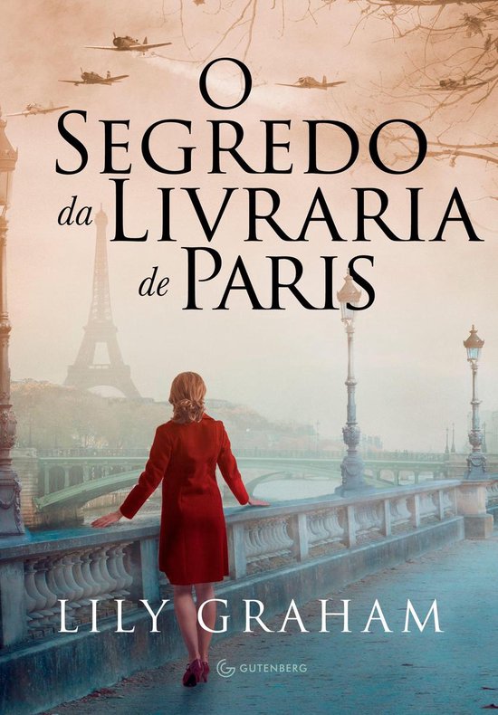 Een vrouw in een rode jas kijkt uit over de Seine, met de Eiffeltoren op de achtergrond. Titel: O Segredo da Livraria de Paris.