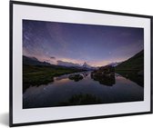 Fotolijst incl. Poster - Een paarse hemel boven de Zwitserse Matterhorn - 60x40 cm - Posterlijst