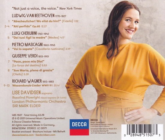 Lise Davidsen in een mosterdgele jurk met strik, lachend. Tracklist en details van de opname.