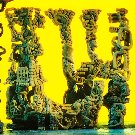 Couverture de CD représentant une sculpture beige sur fond jaune, avec le texte 'VOLUME'.