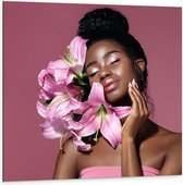 Dibond - Vrouw poserend met Roze Bloemen - 100x100cm Foto op Aluminium (Met Ophangsysteem)