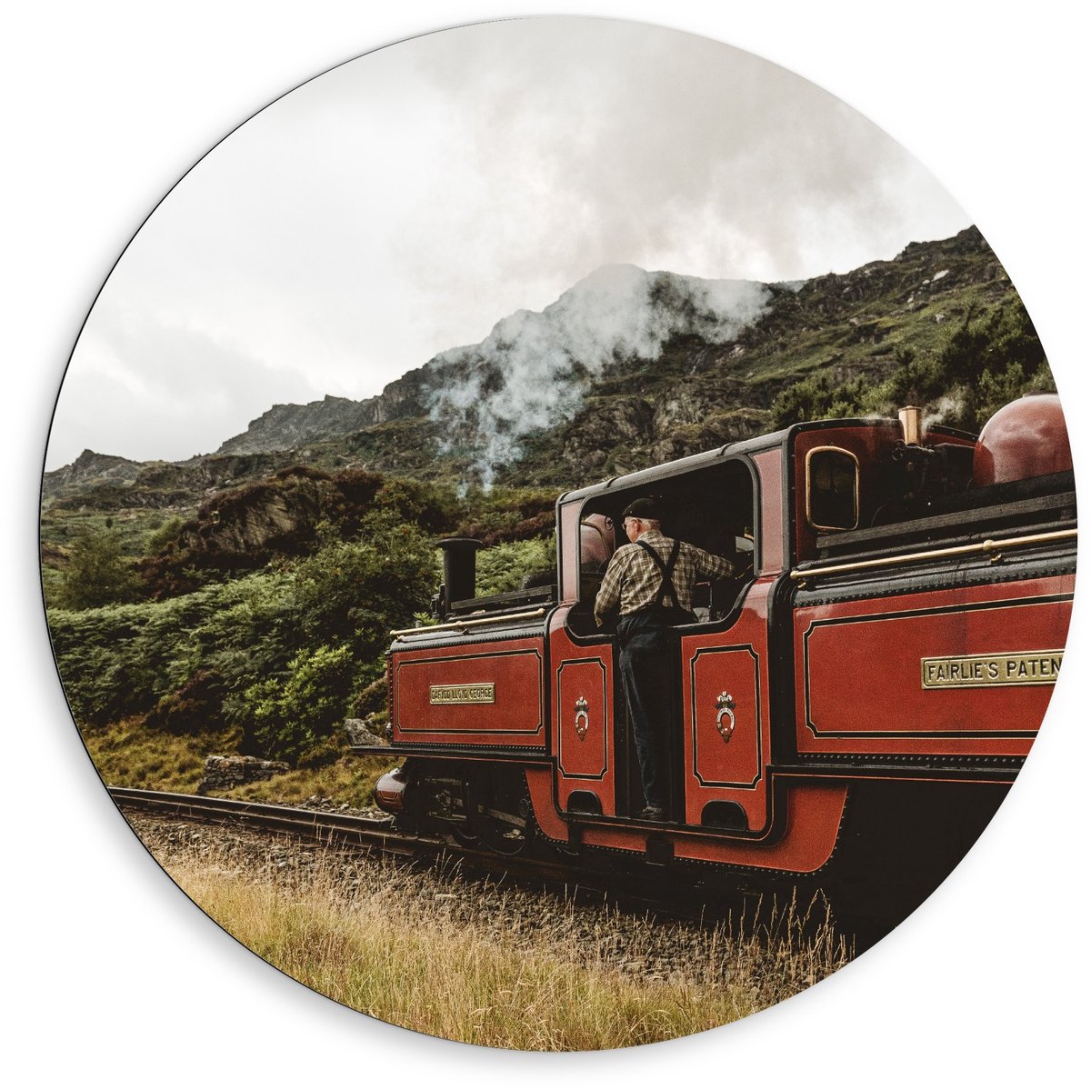 KuijsFotoprint Dibond Wandcirkel - Treinmachinist in de Bergen - 80x80cm Foto op Aluminium Wandcirkel (met ophangsysteem) Rood