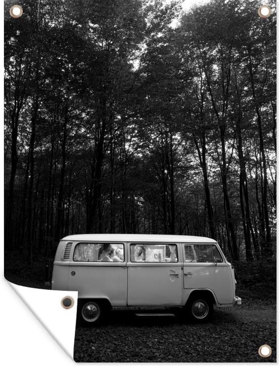 Blauwe VW voor het bos - zwart wit