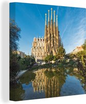 Canvas Schilderij Barcelona - Sagrada Familia - Water - 90x90 cm - Wanddecoratie