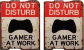 Houten schilderij - Do not disturb: Gamer at work (set van 2) - Vintage print op hout - 50 cm hoog