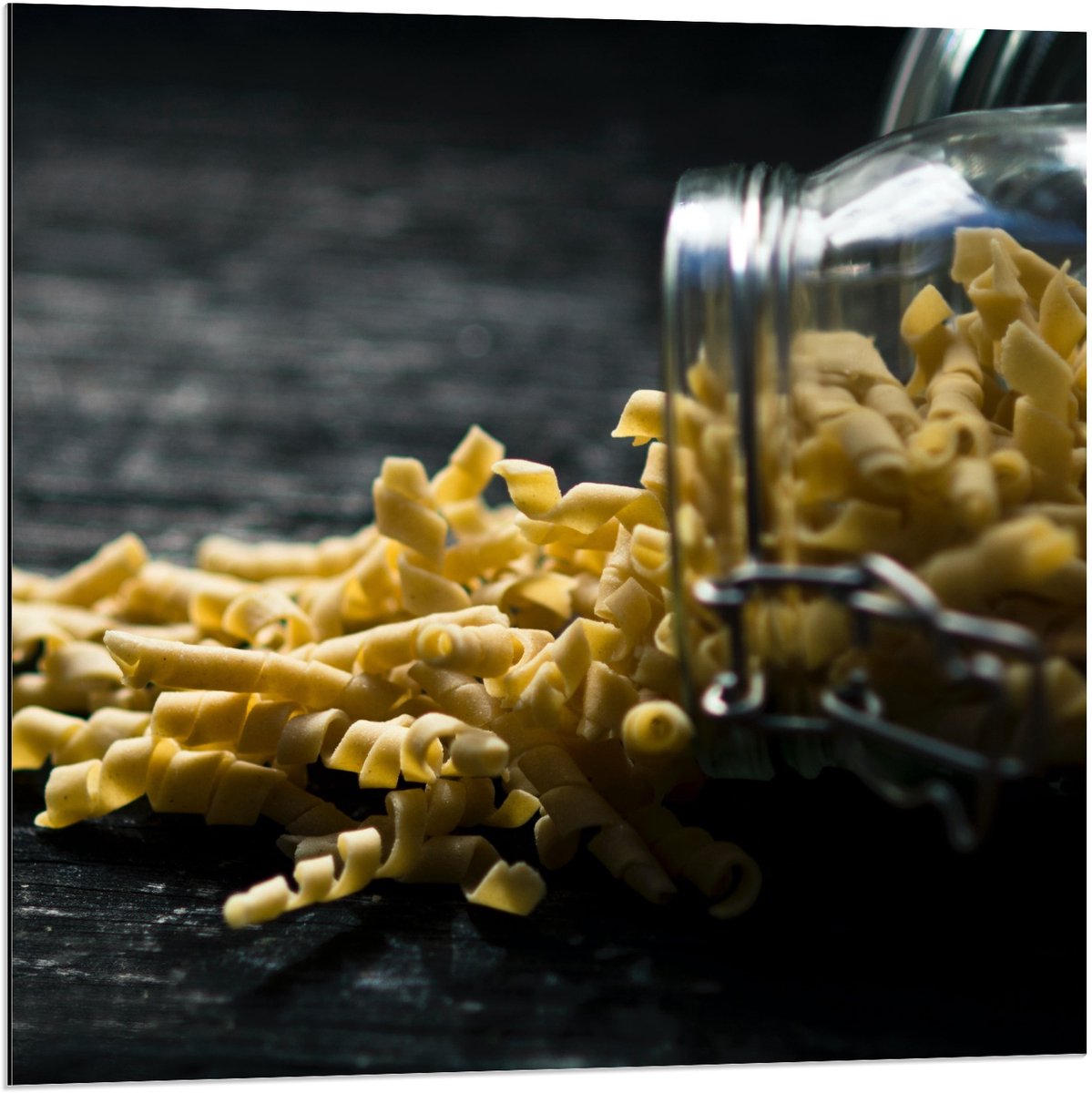 KuijsFotoprint Dibond - Omgevallen Pot met Pasta - 80x80cm Foto op Aluminium (Wanddecoratie van metaal) Beige