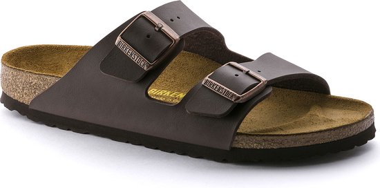 Donkerbruine Birkenstock Arizona slipper met twee gespen en kurken zool.