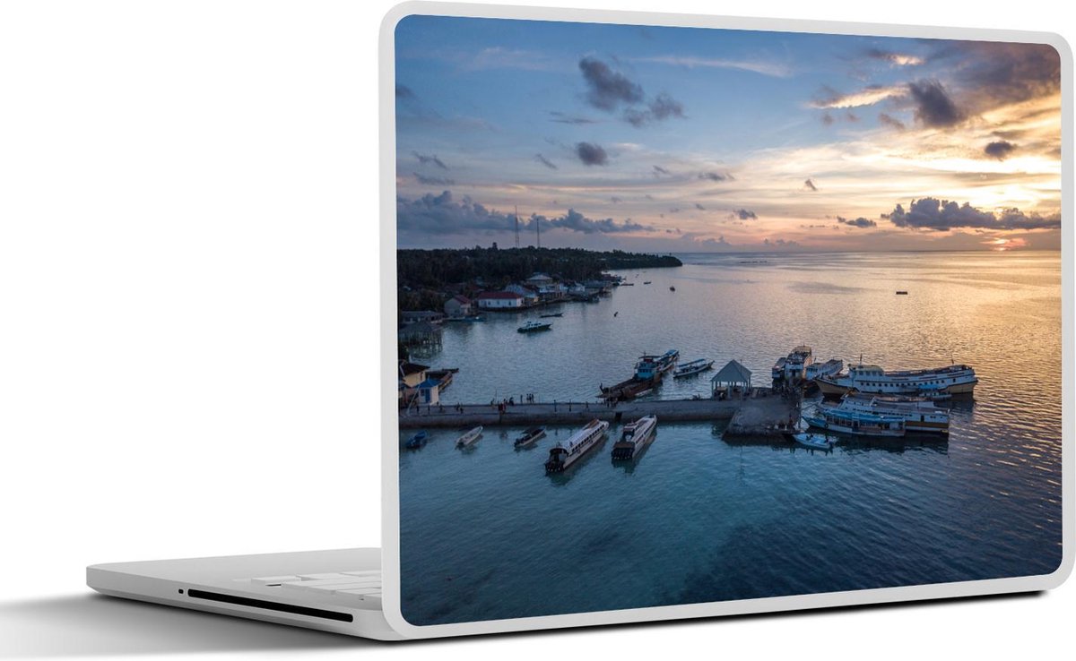 Afbeelding van product SleevesAndCases  Laptop sticker - 17.3 inch - Luchtfoto van het Nationaal park Wakatobi tijdens de zonsondergang in Indonesië