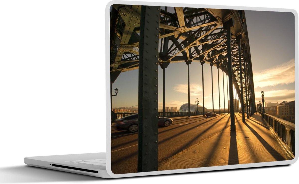 Afbeelding van product SleevesAndCases  Laptop sticker - 14 inch - De zon verlicht de Tyne bridge in Newcastle-upon-Tyne