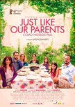 Filmaffiche: 'Just Like Our Parents', een familie aan een tafel in een tuin.