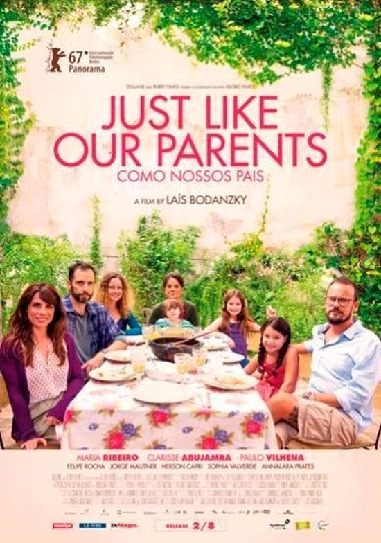 Filmaffiche: 'Just Like Our Parents', een familie aan een tafel in een tuin.