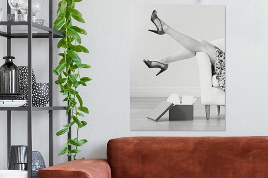 Tableau sur toile Femme portant des chaussures à talons hauts - noir et blanc - 60x80 cm - Décoration murale