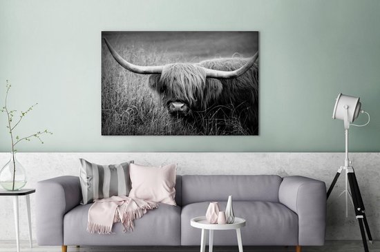 Tableau sur toile Highlander écossais parmi les herbes - noir et blanc - 140x90 cm - Décoration murale