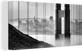 Canvas Schilderij Golden Gate Bridge en San Francisco op de achtergrond - zwart wit - 40x20 cm - Wanddecoratie