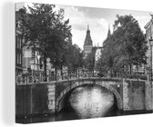 Canvas schilderij 140x90 cm - Wanddecoratie Brug over de Prinsengracht in Amsterdam - zwart wit - Muurdecoratie woonkamer - Slaapkamer decoratie - Kamer accessoires - Schilderijen