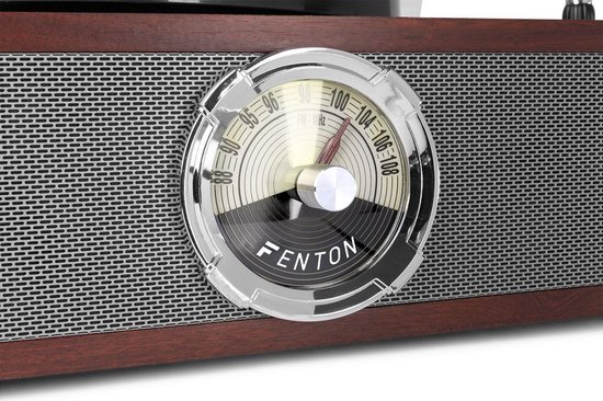 Close-up van de radio-interface van een houten platenspeler.