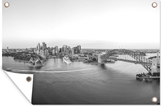 Zwart-wit tuinposter van de skyline van Sydney, voorzien van vier metalen ringen in de hoeken.