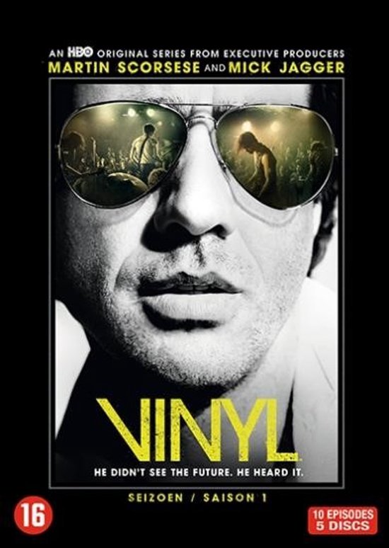 DVD-hoes met close-up van een man met een zonnebril. De reflectie toont een liveband. "Vinyl", "Seizoen 1".