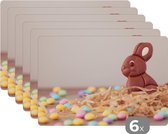 Placemat - Placemats kunststof - Een konijn van chocolade met kleine eitjes tijdens Pasen - 45x30 cm - 6 stuks - Hittebestendig - Anti-Slip - Onderlegger - Afneembaar