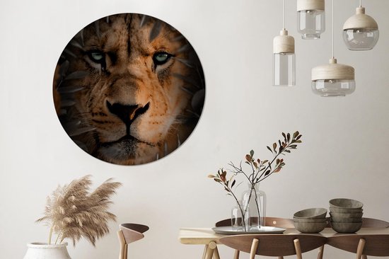 Wallpaper Circle - Vue de face d'une lionne dans la jungle - ⌀ 140 cm