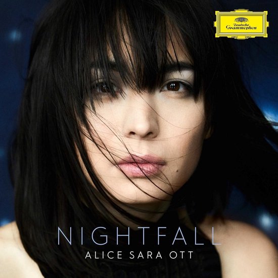 Alice Sara Ott met de tekst "NIGHTFALL ALICE SARA OTT" op een donkere achtergrond.