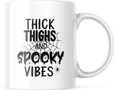 Halloween Mok met tekst: Tick Thighs and Spook Vibes | Halloween Decoratie | Grappige Cadeaus | Koffiemok | Koffiebeker | Theemok | Theebeker