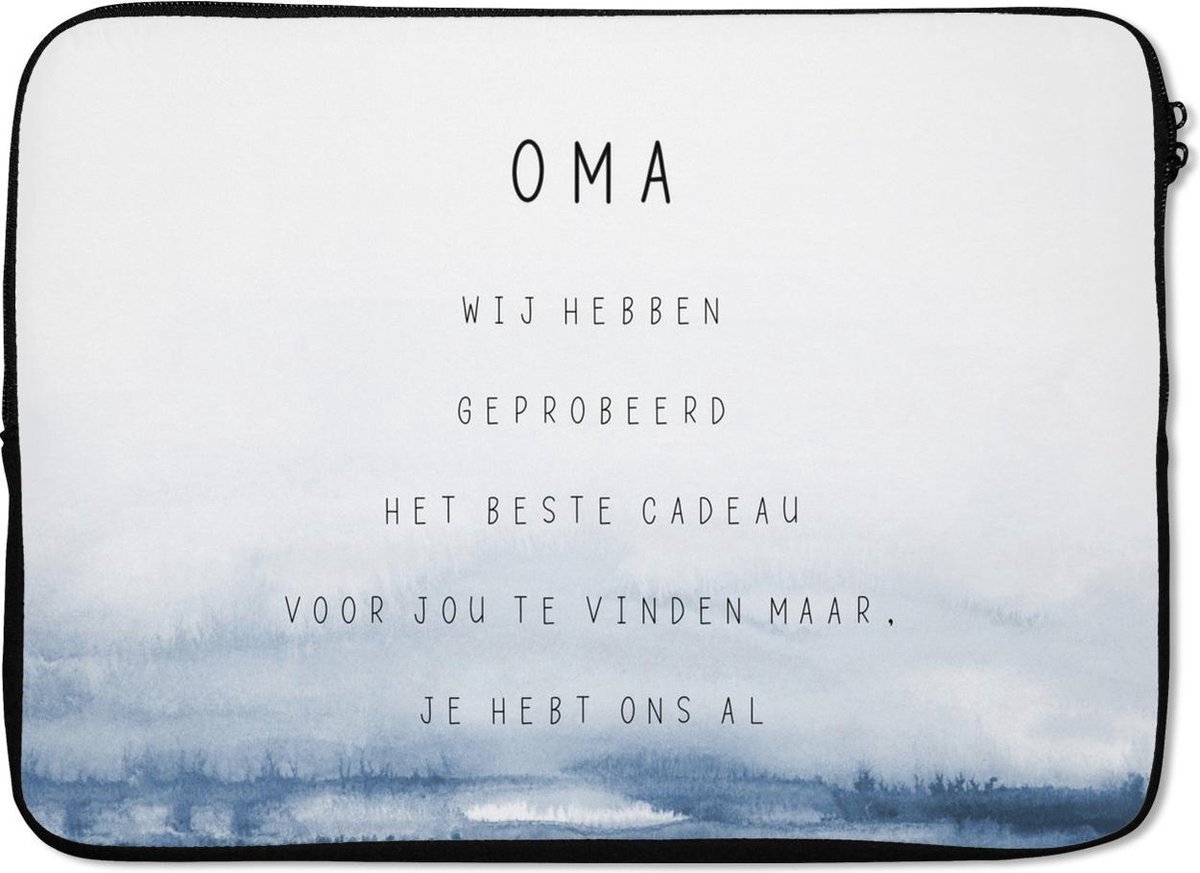 Laptophoes 14 inch - Oma je hebt ons al - Quotes - Spreuken - Grootmoeder - Laptop sleeve - Binnenmaat 33x23 cm - Zwarte achterkant