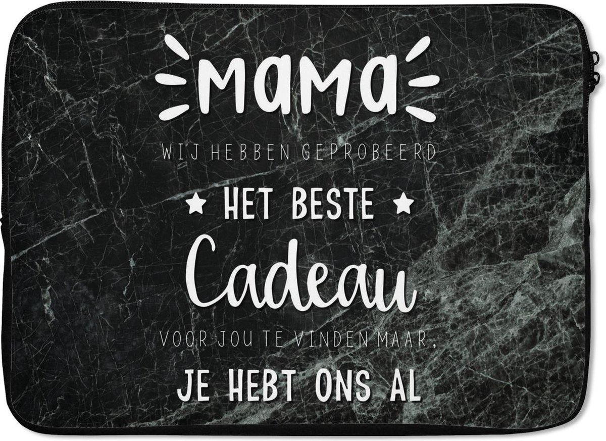 Laptophoes 13 inch - Mama - Quotes - Mama je hebt ons al - Spreuken - Laptop sleeve - Binnenmaat 32x22,5 cm - Zwarte achterkant
