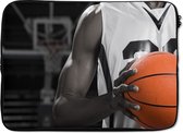 Laptophoes 14 inch - Zwart wit basketbalspeler met een oranje basketbal - Laptop sleeve - Binnenmaat 34x23,5 cm - Zwarte achterkant