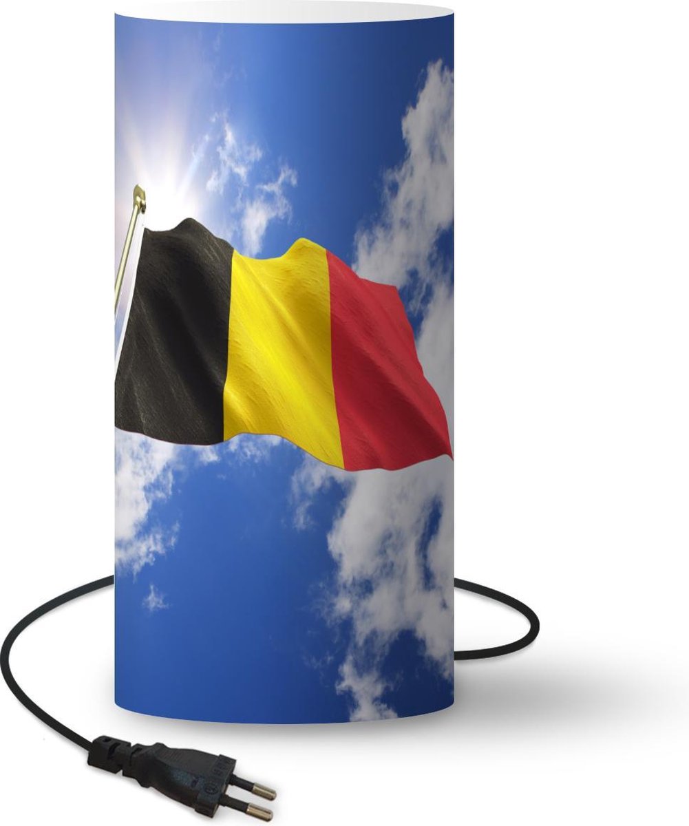 Lamp - Nachtlampje - Tafellamp slaapkamer - De vlag van België wappert in de lucht - 54 cm hoog - Ø24.8 cm - Inclusief LED lamp