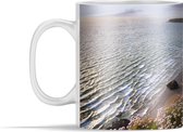 Mok - Een luchtfoto van gekleurde bloemen langs de kust van Cornwall - 350 ml - Beker