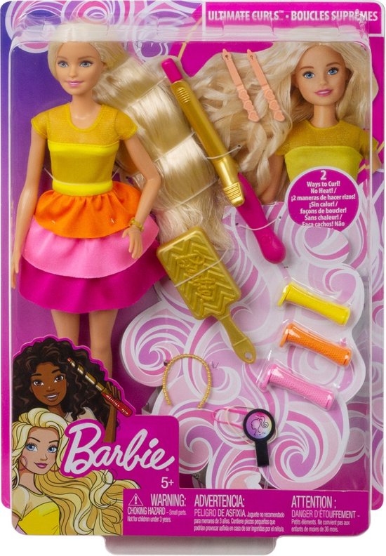 Cheveux blonds et robe rose à froufrous, attention au look Barbie