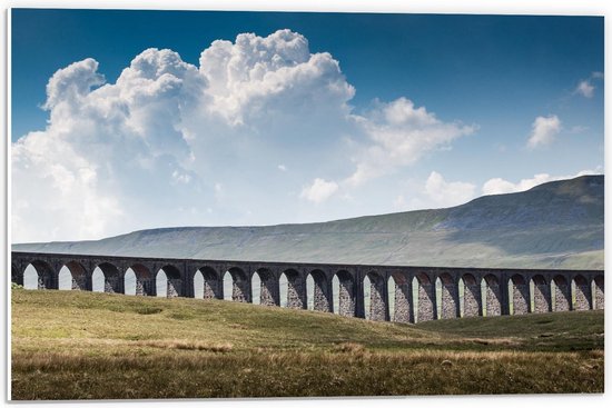 Forex - Lange Brug tussen Bergen - 60x40cm Foto op Forex