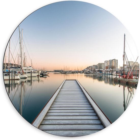 Dibond Wandcirkel - Stijger in het Water met Uitzicht op Boten en Gebouwen - 60x60cm Foto op Aluminium Wandcirkel (met ophangsysteem)