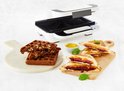 Open Tefal Snack XL tosti- en wafelmaker met wafels, tosti's en mosterd.