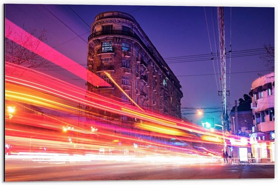 Dibond - Felle Lichten door De Stad - 60x40cm Foto op Aluminium (Met Ophangsysteem)