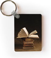 Sleutelhanger - Stapel antieke boeken op een zwarte achtergrond - Uitdeelcadeautjes - Plastic