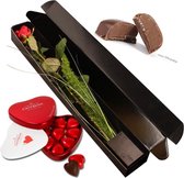 Rode roos - Chocolade hartjes - luxueuze verpakking - Bloemenvoedsel - enkele grassen/bladeren - kaartje