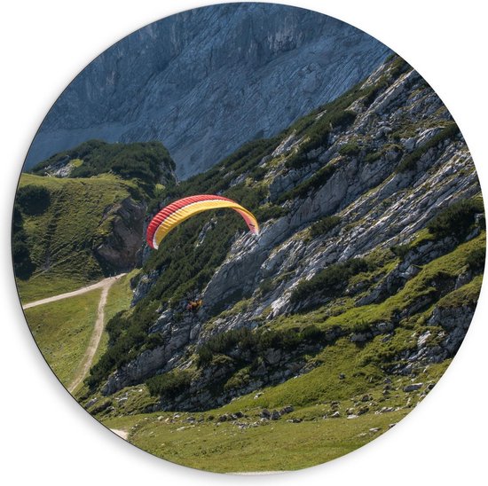 Dibond Wandcirkel - Parachute Tussen de Bergen - 80x80cm Foto op Aluminium Wandcirkel (met ophangsysteem)